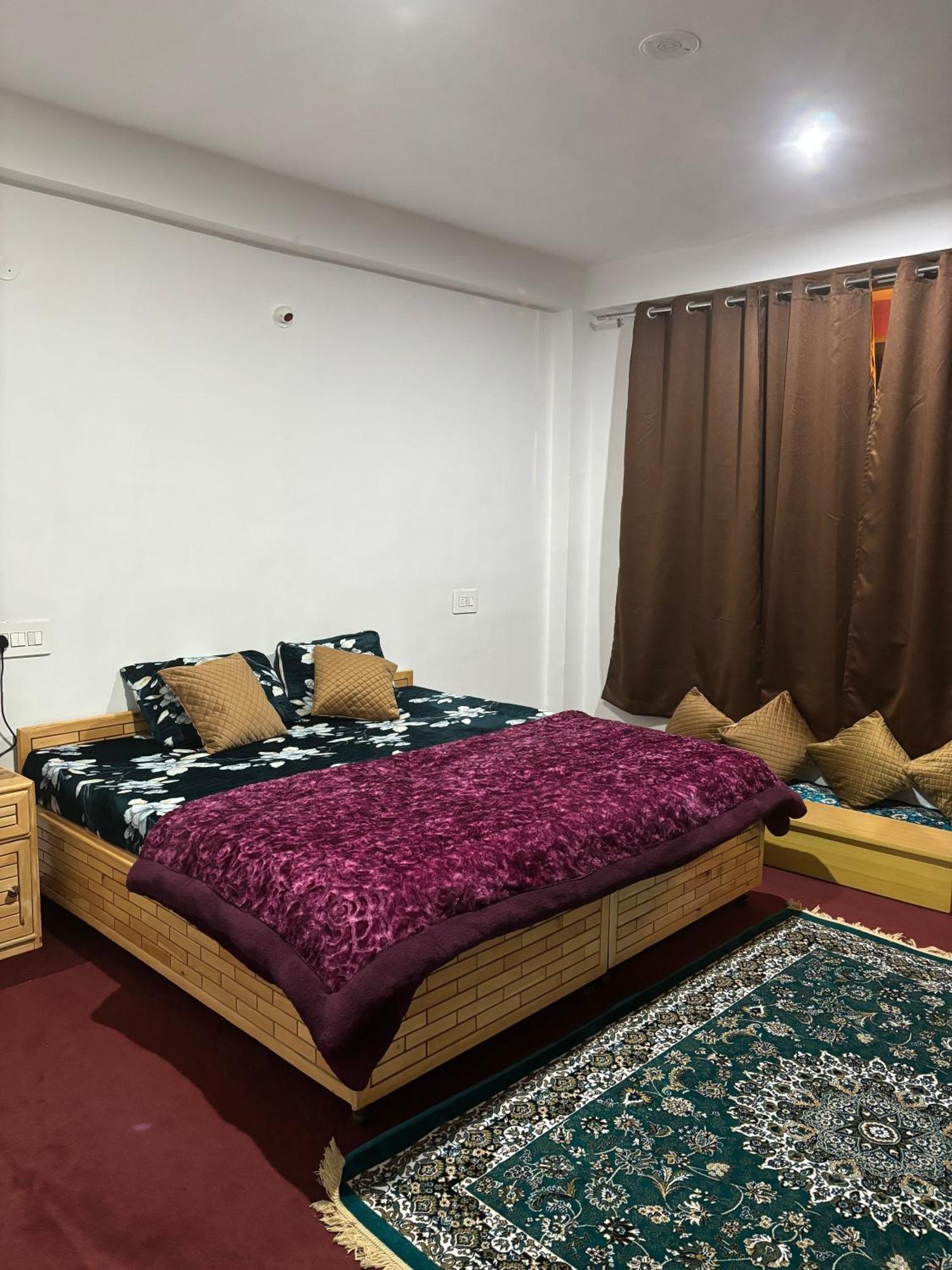 The Pineapple Home Manāli Buitenkant foto